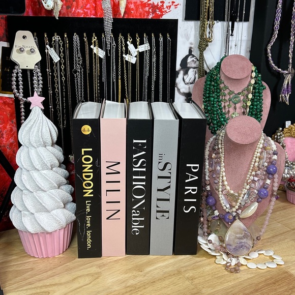 Vintage Jewelry - $25 - 3/25 @ 12pm CST 📚 BOOK CLUB Diamond 💎 🧁 Hide Your Stash Books👇READ DEETS👇